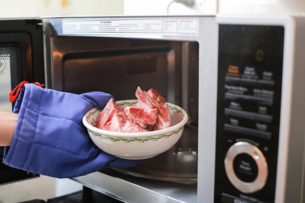 Почему нельзя размораживать мясо в микроволновке Почему нельзя размораживать мясо в микроволновке